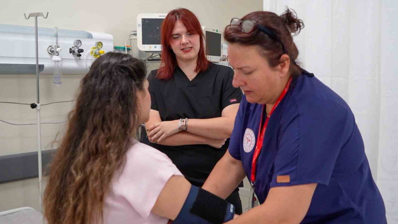 Acil servis hekimi hemşire annesiyle birlikte omuz omuza hayat kurtarıyor
