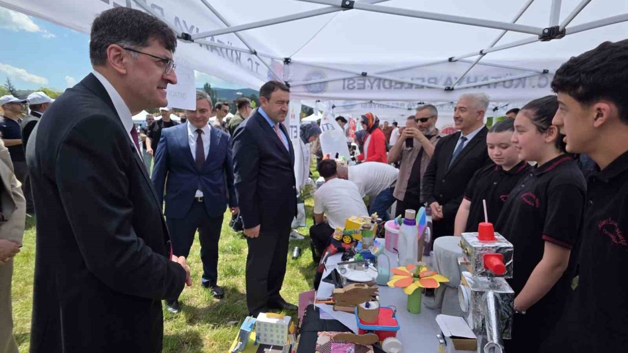 Ahteri İmam Hatip Ortaokulunun geri dönüşüm projeleri sergilendi