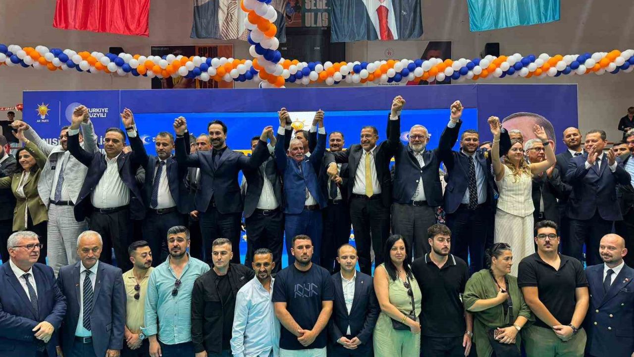 AK Parti’ye Manisa’da toplu katılım: 612 kişiye rozet takıldı