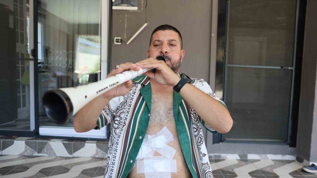 Ameliyattan çıkan hasta solunum egzersizini zurnası ile yaptı