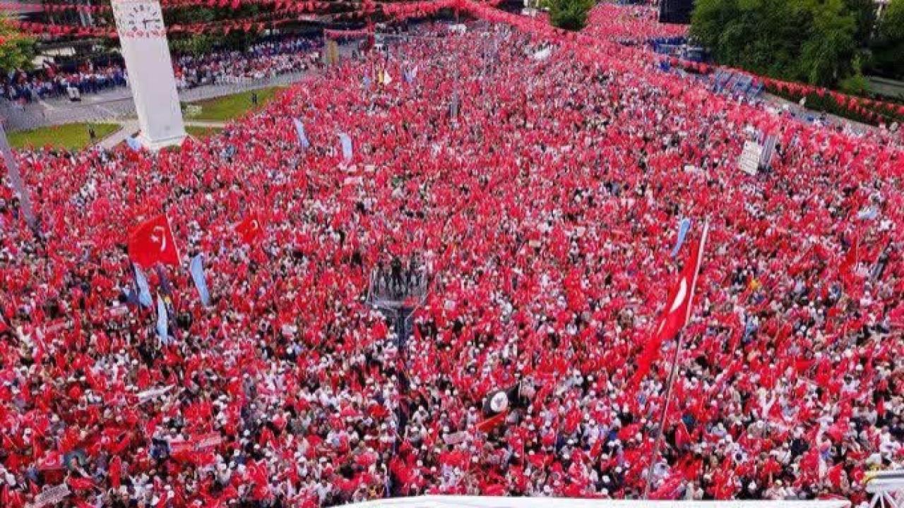 ANKARA’DA 200 BİN TÜRK BAYRAĞI KUVAYI MİLLİYE RUHUNU CANLANDIRDI