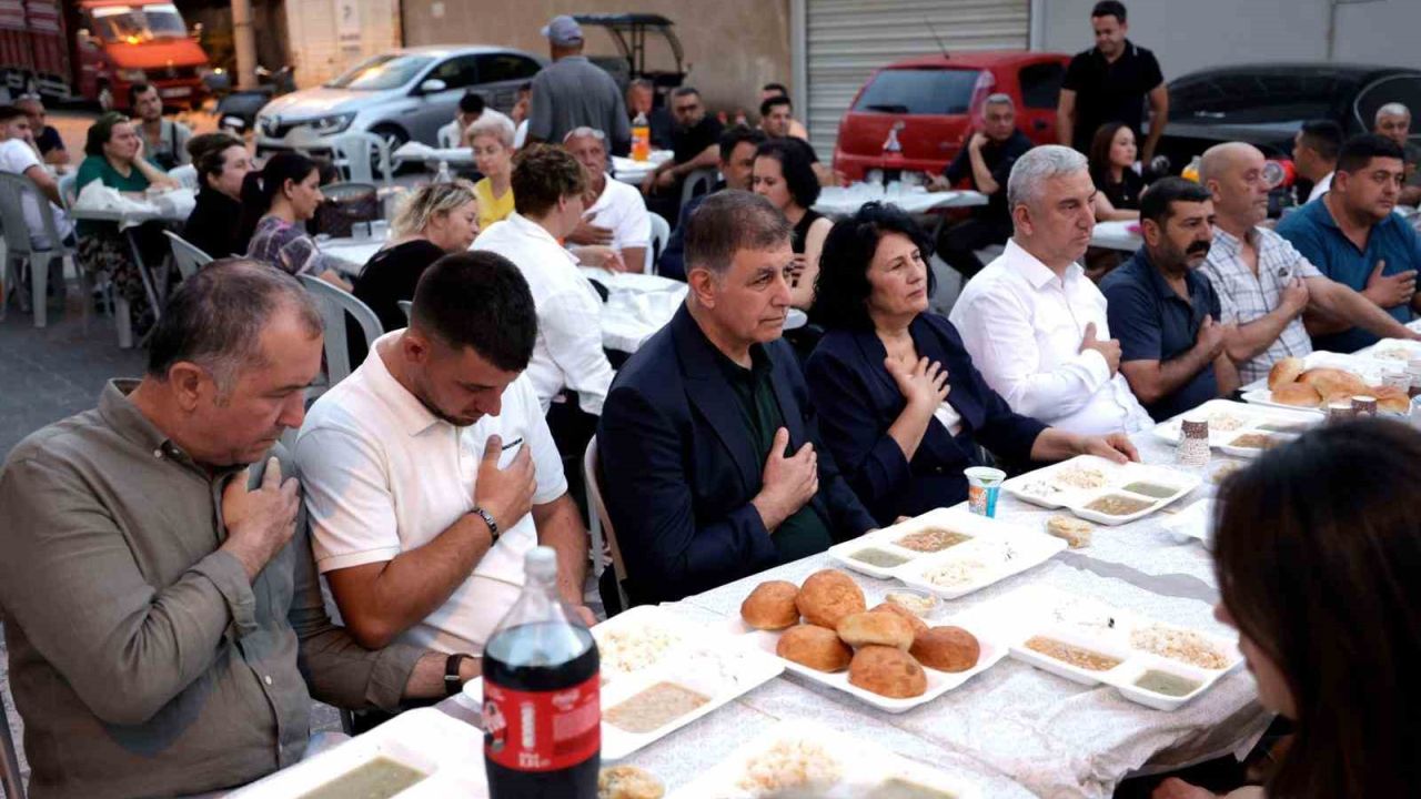 Başkan Tugay, Kınık’ta muharrem lokmasını paylaştı