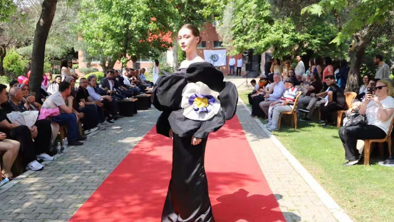 Bayındır’da moda tasarımı defilesi damga vurdu