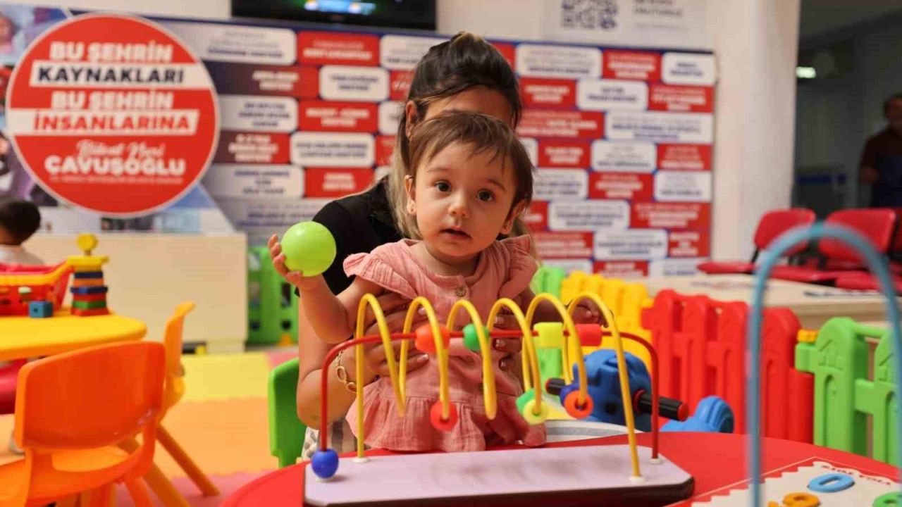 Belediyenin kapısından giren çocuklar artık oyunla karşılanı