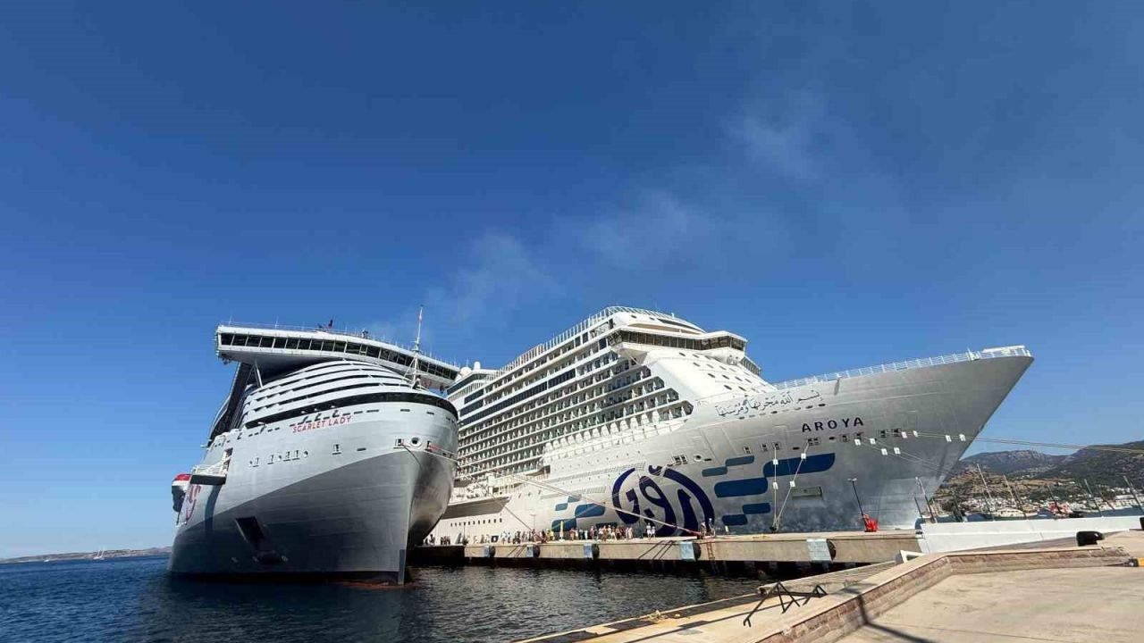Bodrum’a aynı günde 2 dev kruvaziyer, 4 bin 625 yolcu geldi
