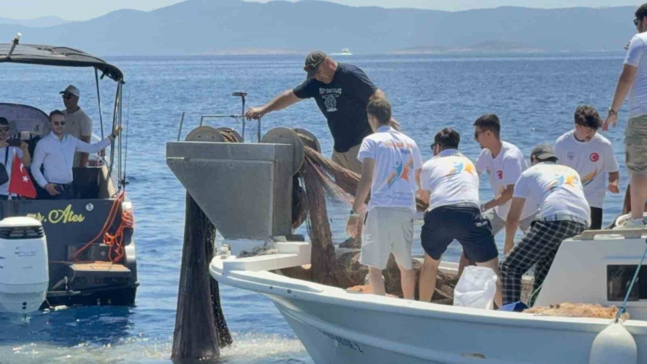 Bodrum’da 2 bin metrekare hayalet ağ temizlendi, binlerce yavru balık doğaya bırakıldı