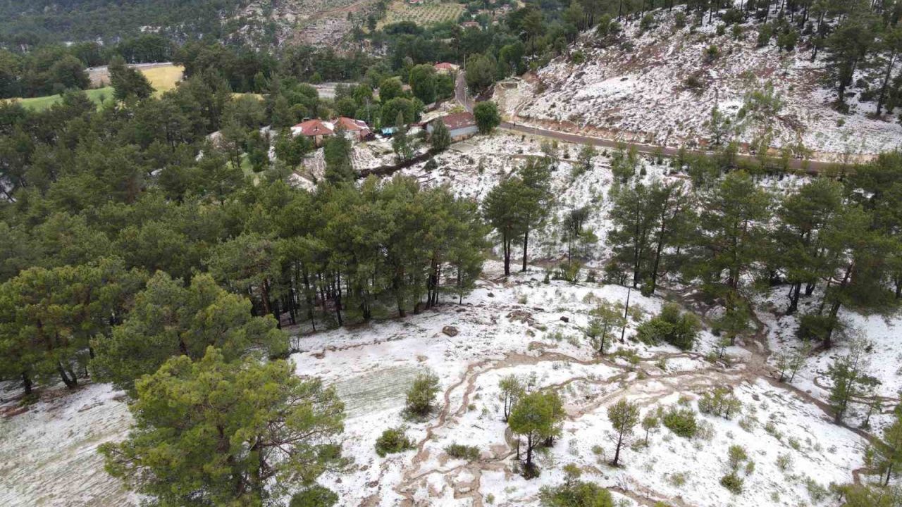 Çameli’de dolu yağışında seralar ve tarlalar saniyeler içinde beyaza büründü