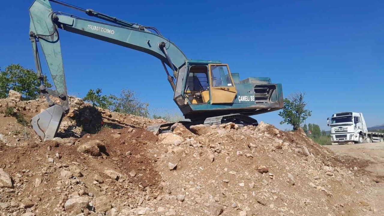 Çameli’nde selin bozduğu arazi yolları bakıma alındı