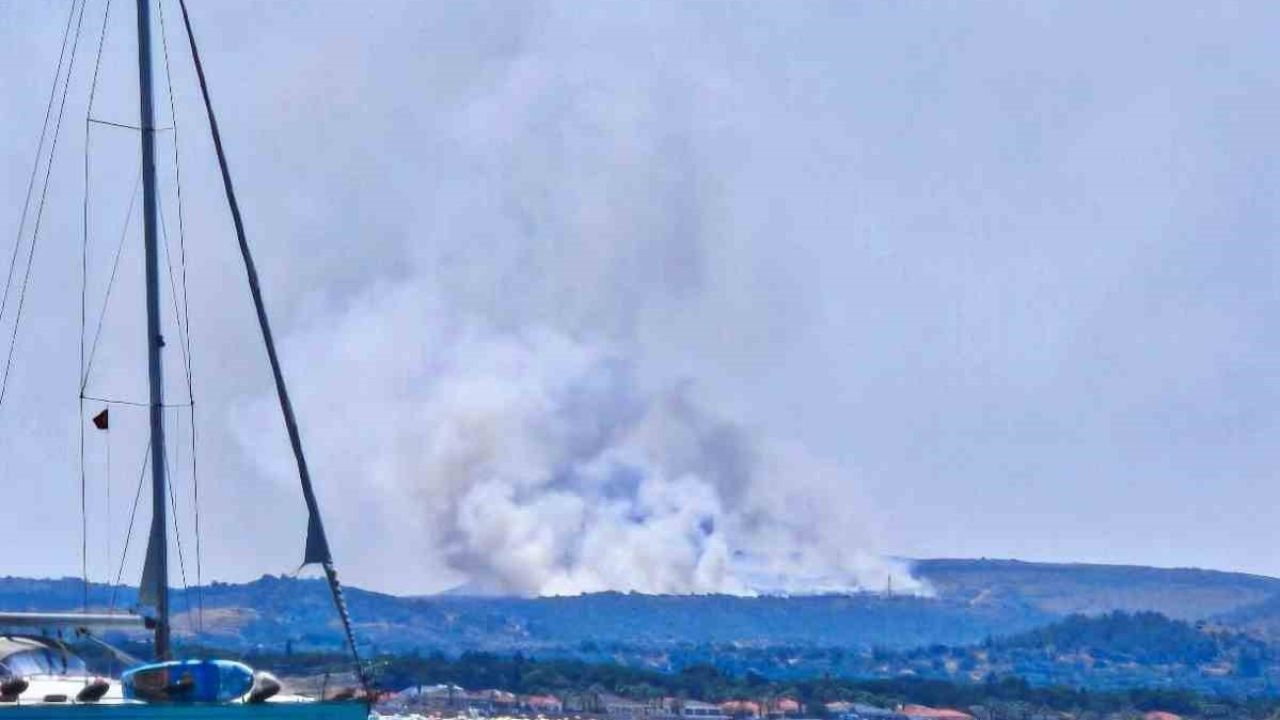 Çeşme’de çöplükte çıkan yangın makilik alana sıçradı