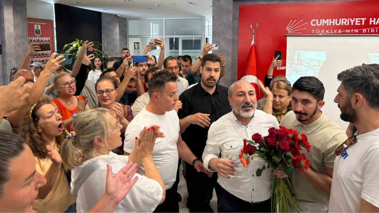CHP İzmir İl Başkanlığı’nda ’Karanfil’ gerginliği
