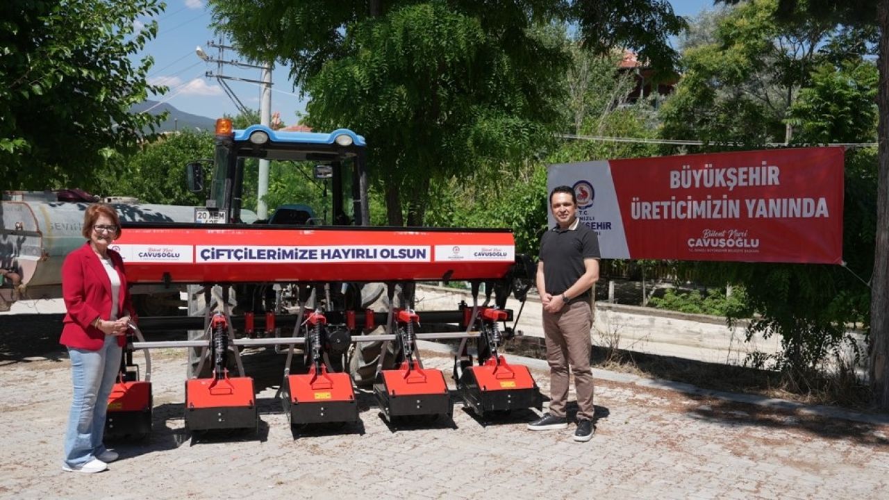Denizli Büyükşehirden Bozkurtlu üreticilere çapa makinesi desteği