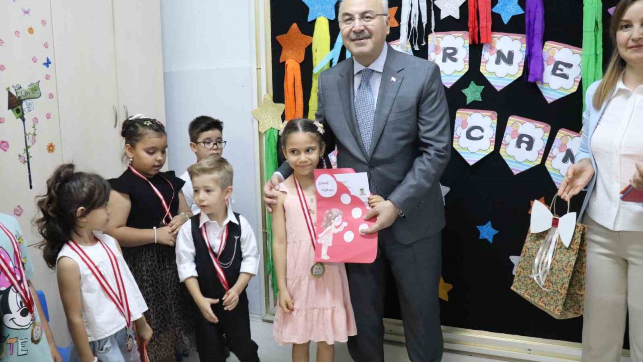 Denizli’de 180 bin öğrenci karne sevinci yaşadı