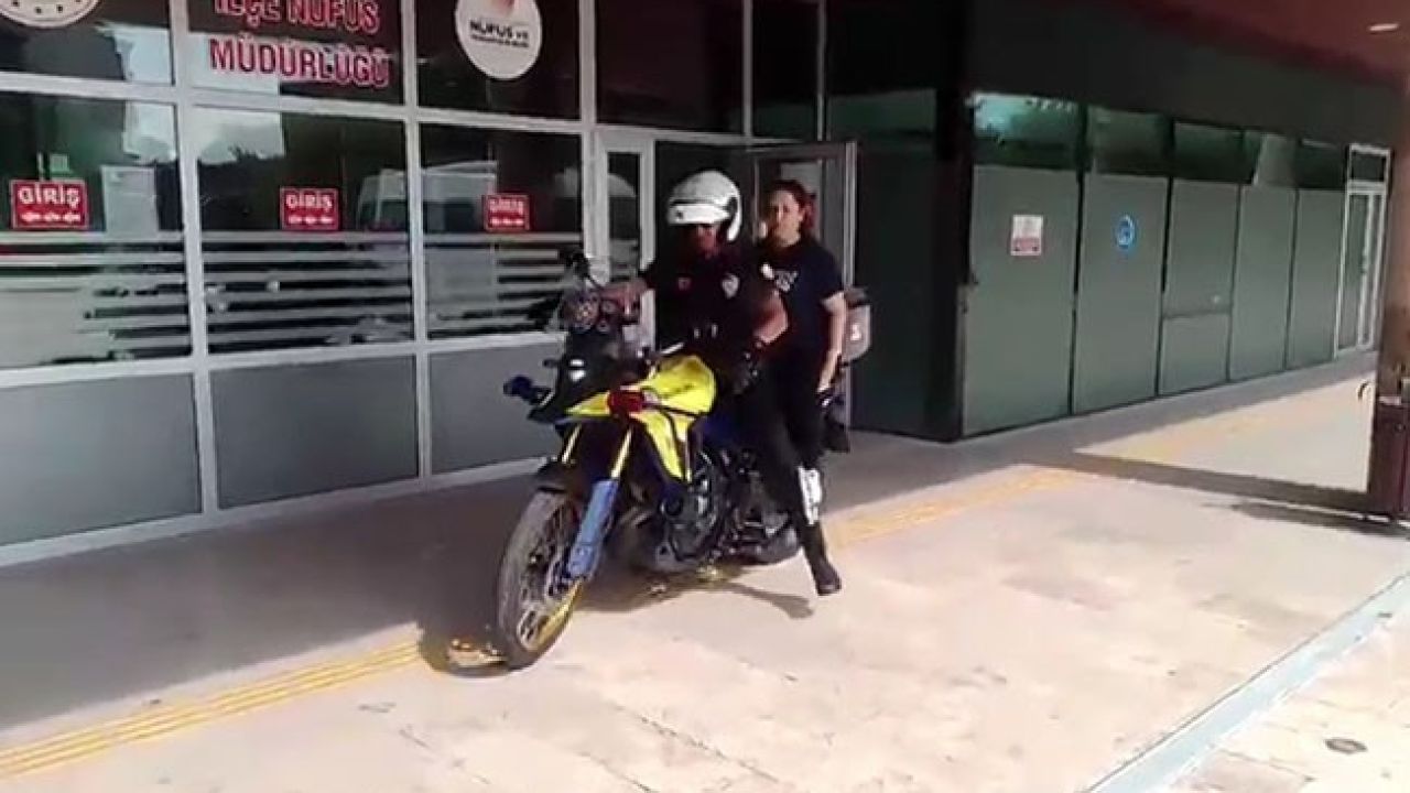 Denizli’de polisler kimlik sorunu yaşayan öğrencileri sınava son anda yetiştirdi