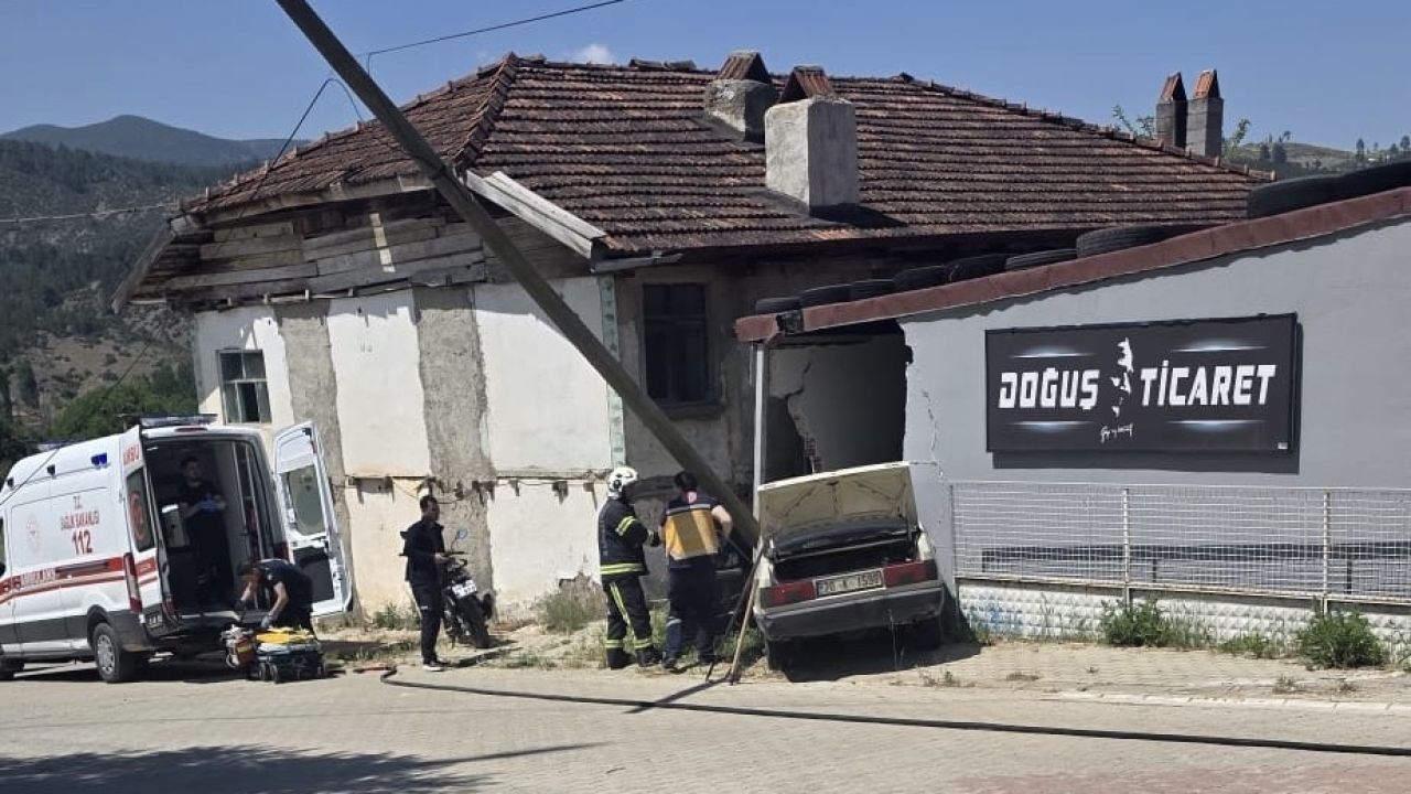 Deponun duvarına çarpan otomobildeki yaşlı karı koca hayatını kaybetti