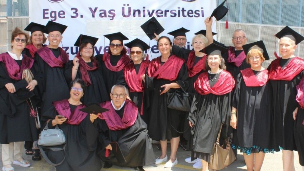 Ege Üniversitesinde 3. Yaş Üniversitesinin 140 çınarı diplom
