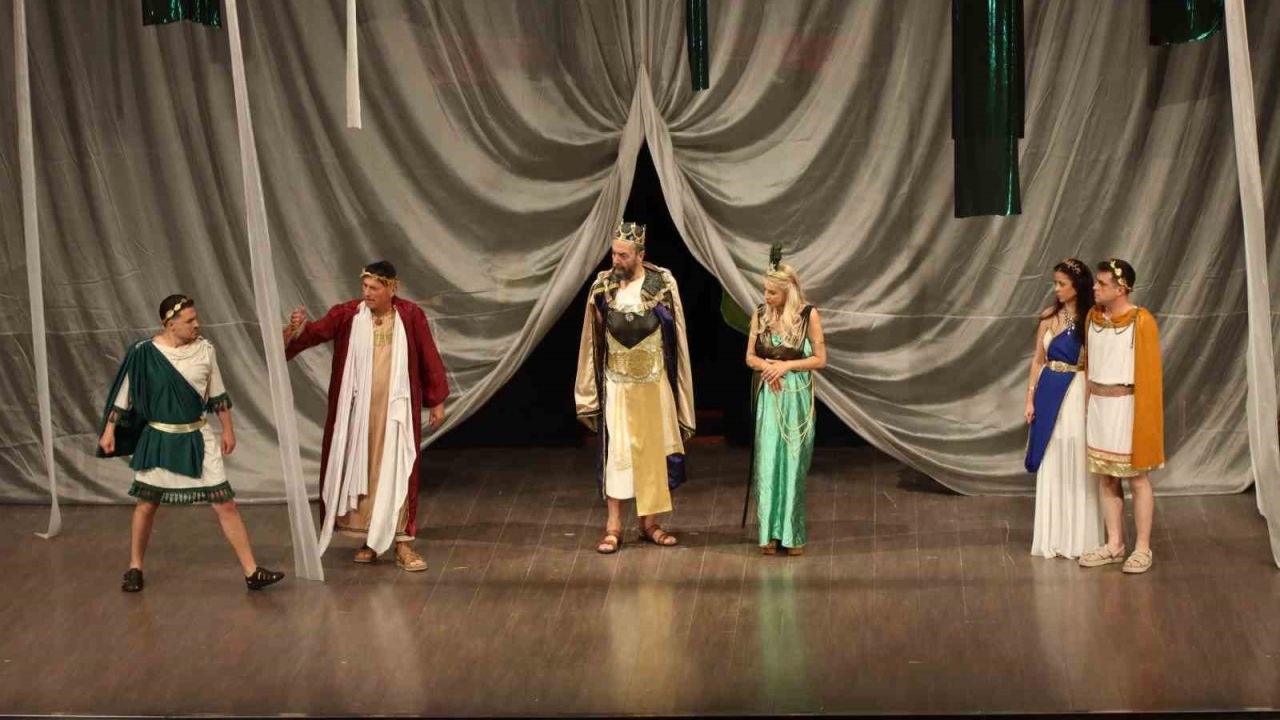 EGİAD Tiyatro Kulübü’nden anlamlı gece