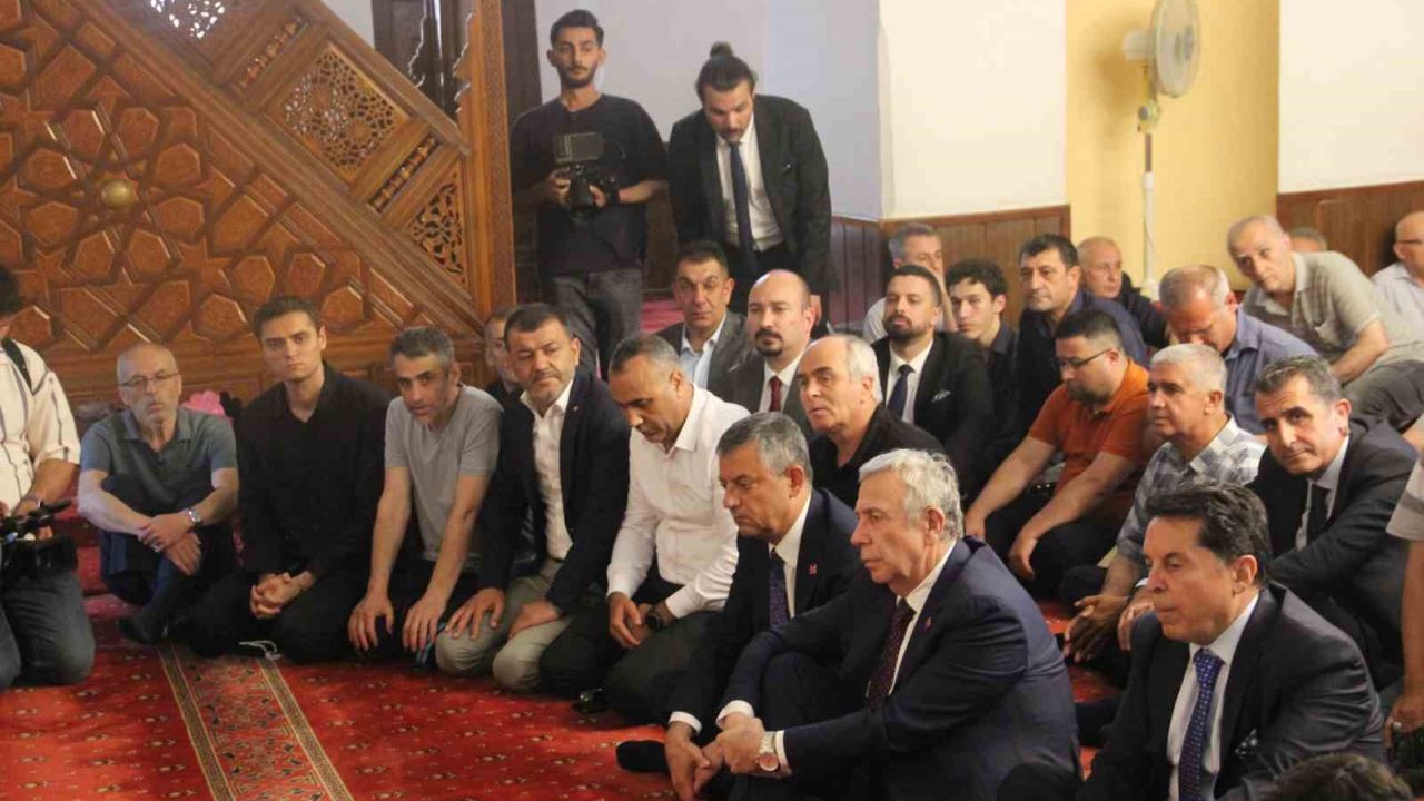 Ferdi Zeyrek için Hatuniye Camii’nde mevlid progra