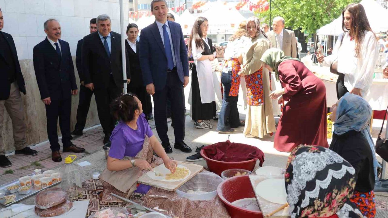 Halk Eğitim Merkezi Müdürlüğünde yıl sonu sergisi açıldı