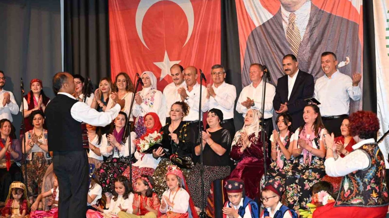İlçe protokolünden konserde canlı performans sürprizi