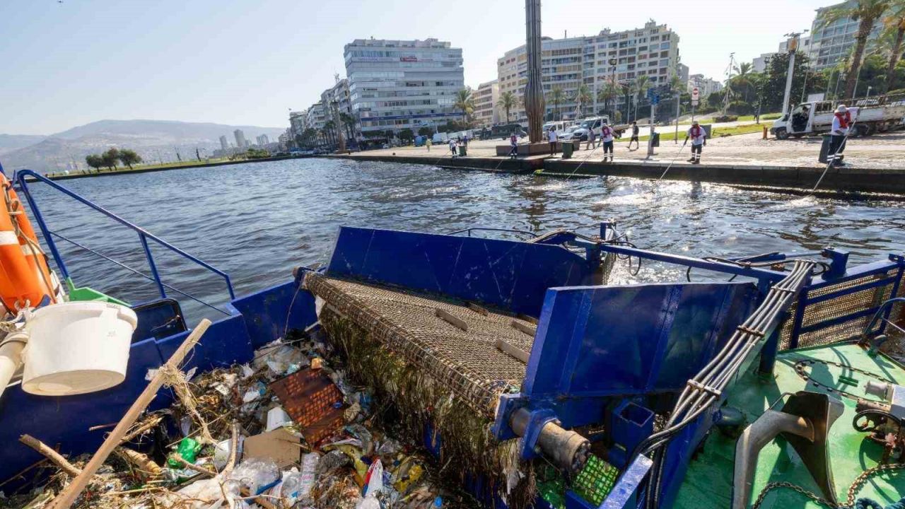 İzmir Körfezi’nden 1,2 milyon ton dip çamuru, binlerce ton atık temizlendi