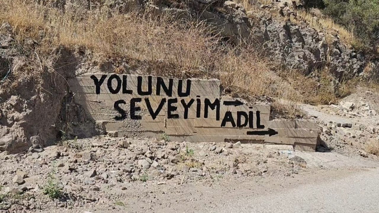 İzmir’de bozuk yol isyan ettirdi, vatandaş çileyi duvarlara yazdı