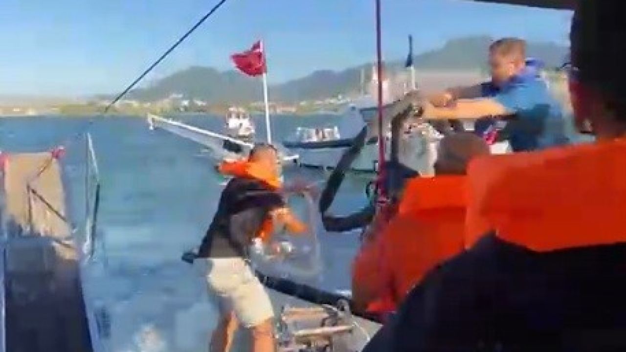 İzmir’de denizde korku dolu anlar: Su alan teknedeki 6 yolcu kurtarıldı