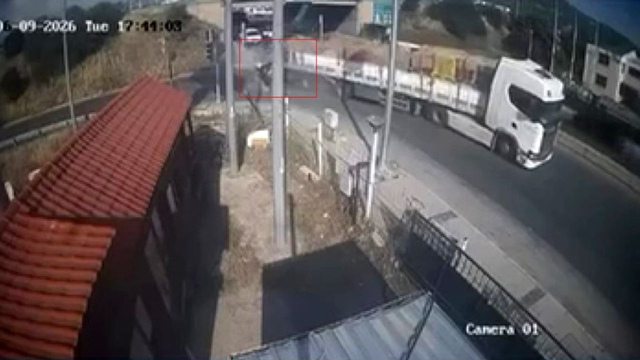 İzmir’de feci kaza: Tıra adeta ok gibi saplandı