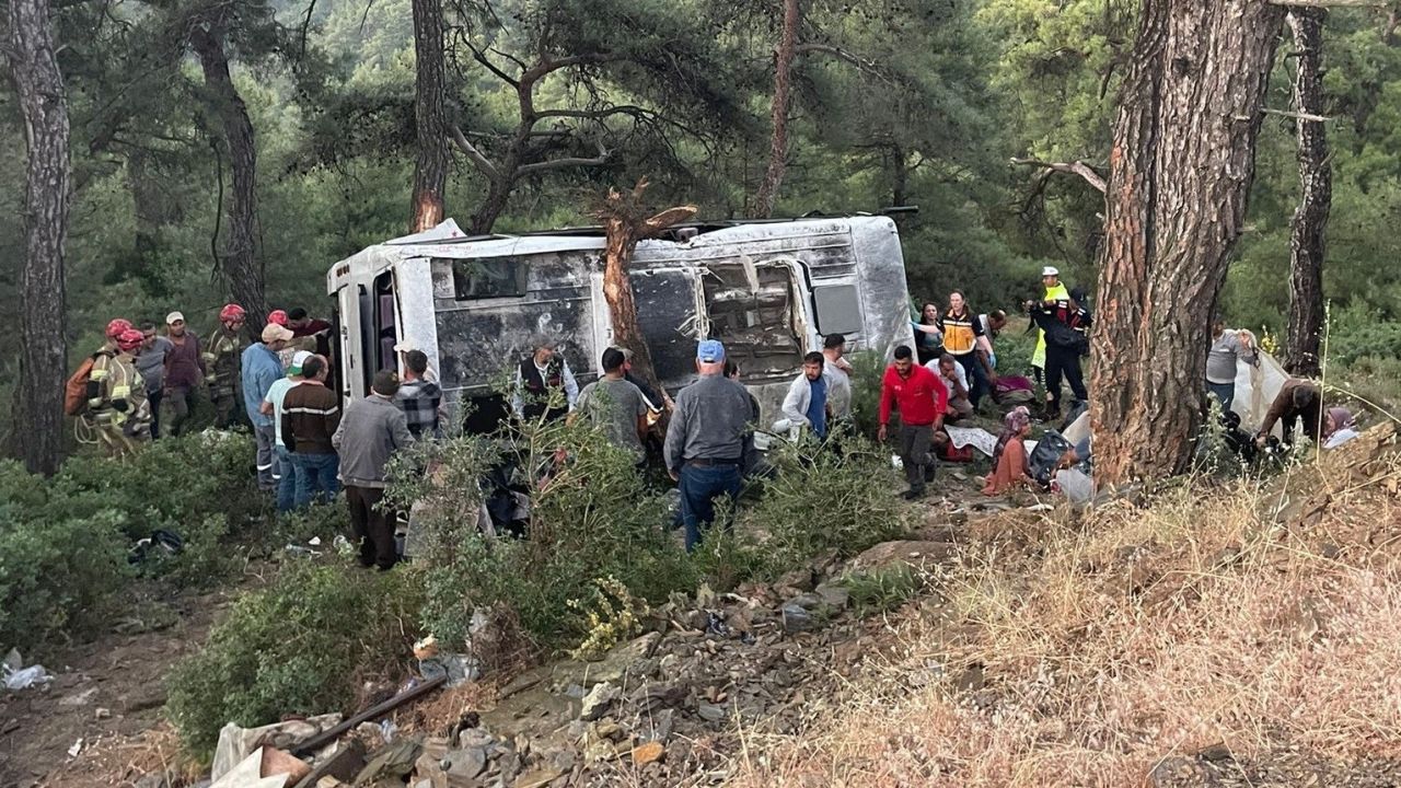 İzmir’de işçi servisi şarampole devrildi: 22 yaralı