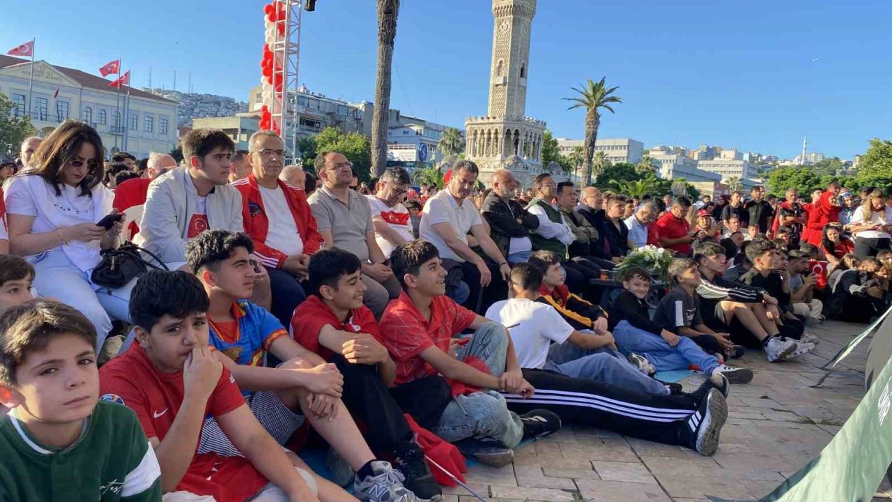 İzmir’de milli heyecan meydanlara taştı: Dev ekranda Dünya Kupası coşkusu