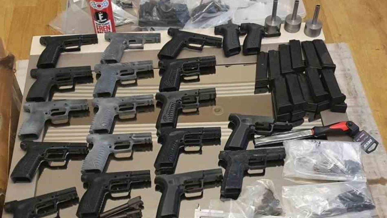 İzmir’de suç örgütlerine operasyon: 38 gözaltı