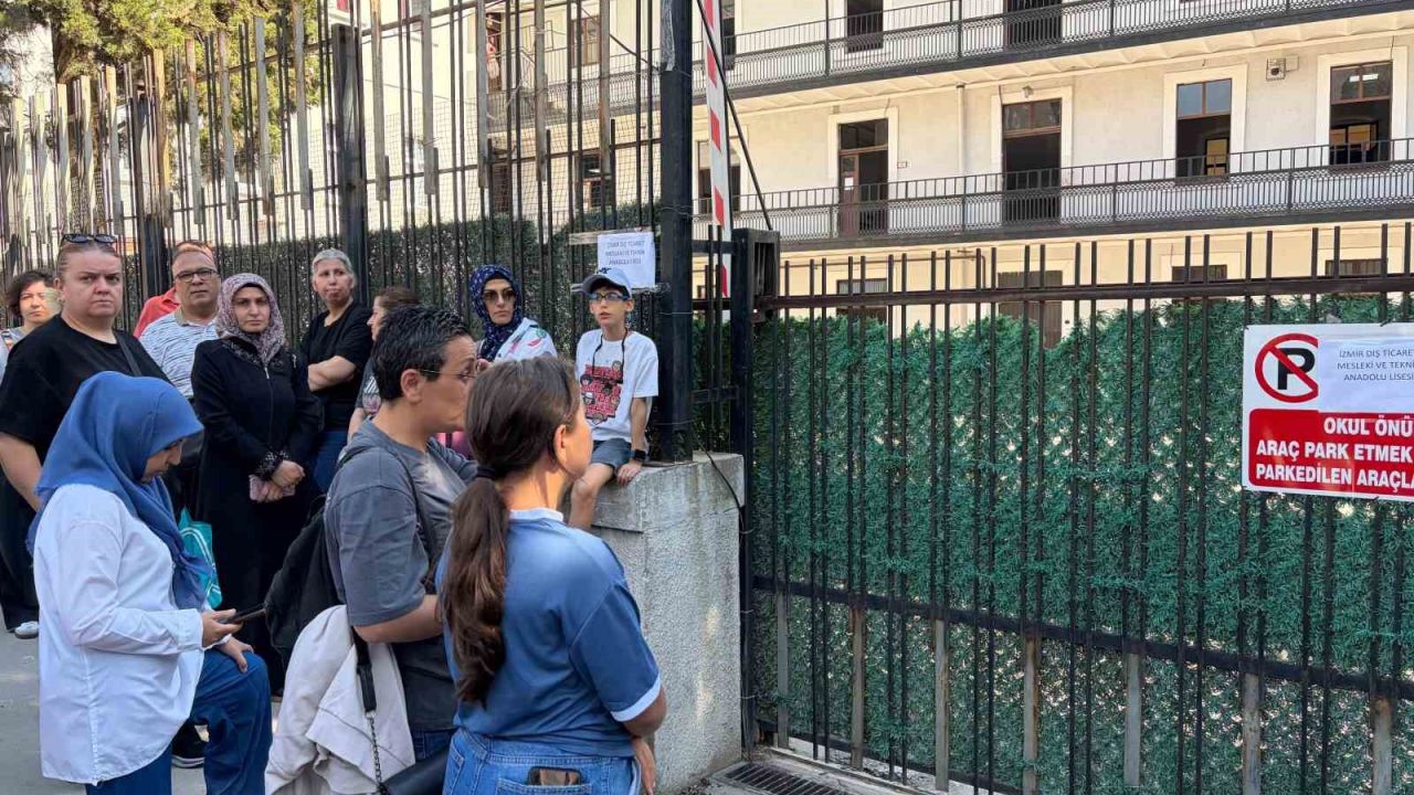 İzmir’de YKS heyecanı: Dış kapı demirlerinden atlayıp sınava girmeye çalıştılar