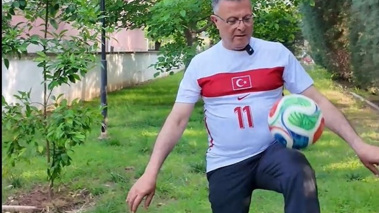 Kadınıyla erkeğiyle top sektirdiler, milli takıma moral verdiler