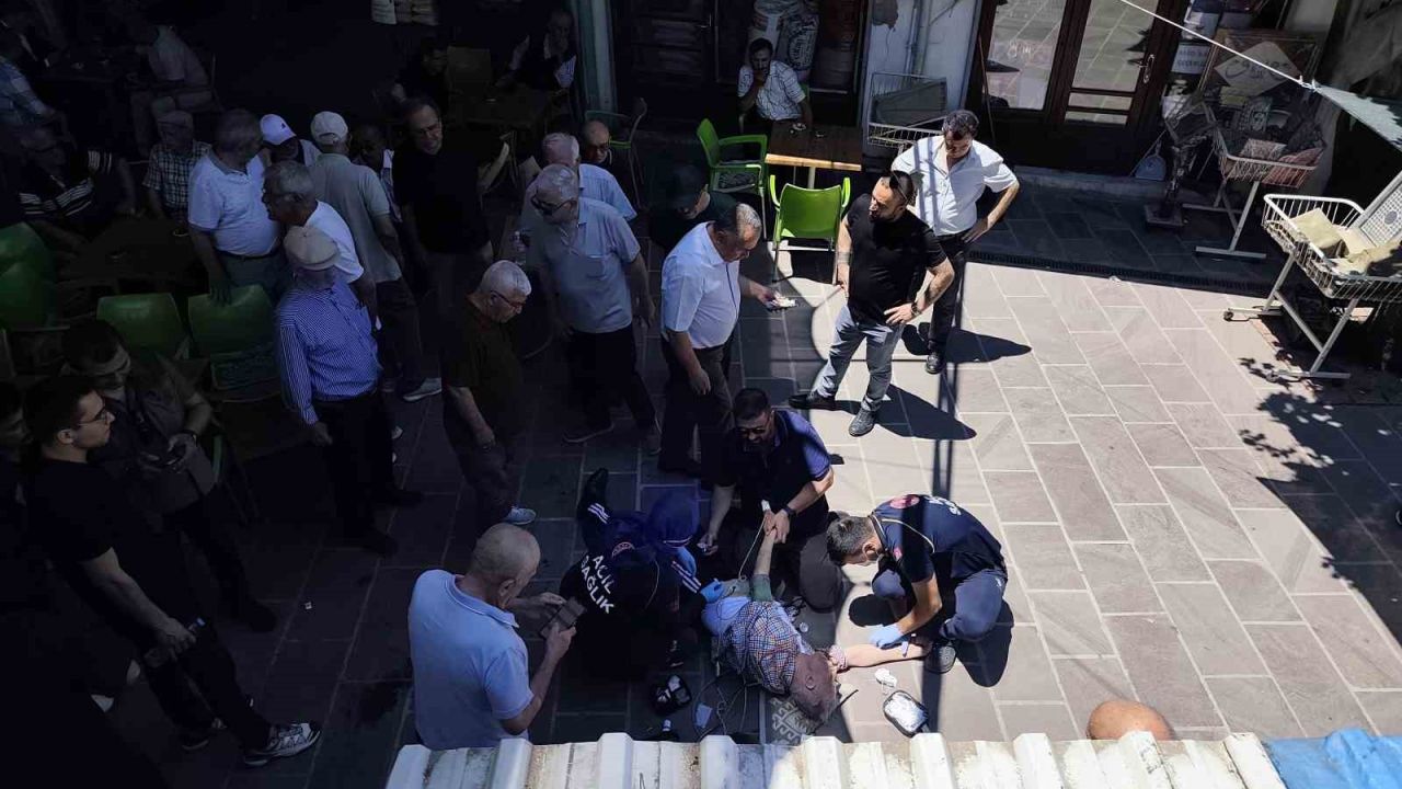 Kalp krizinden ölen arkadaşının cenazesinde kalp k