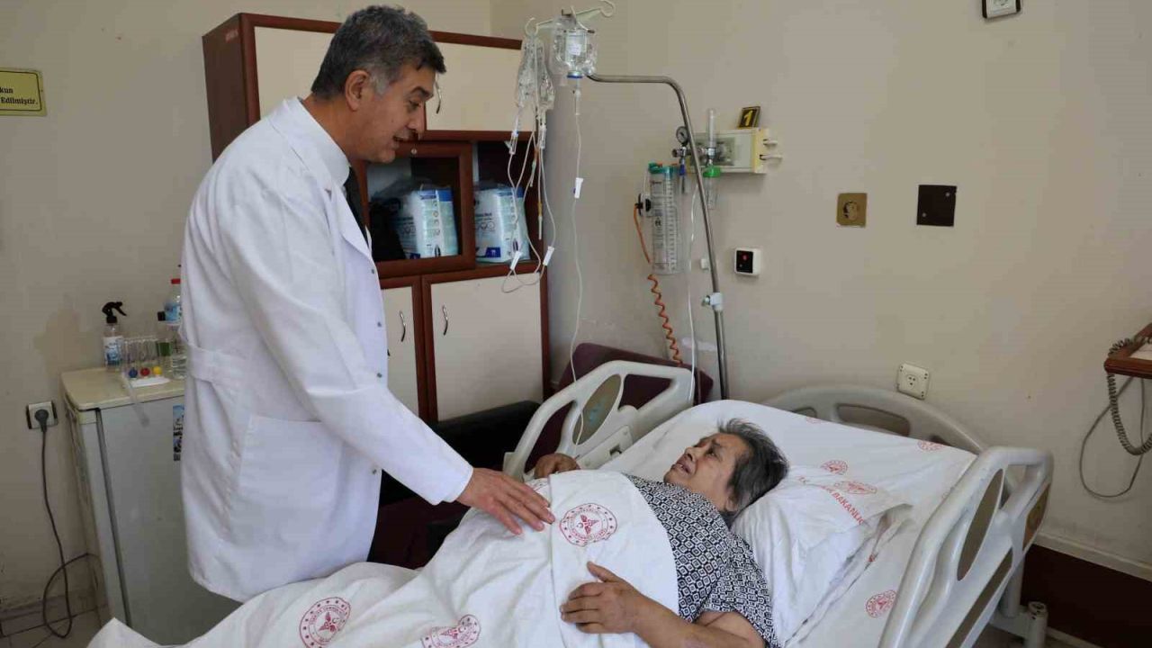 Karnından 40 kilogram kitle çıkarıldı