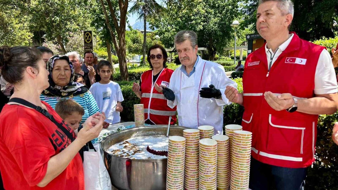 Kızılay’dan bin kişilik aşure ikramı