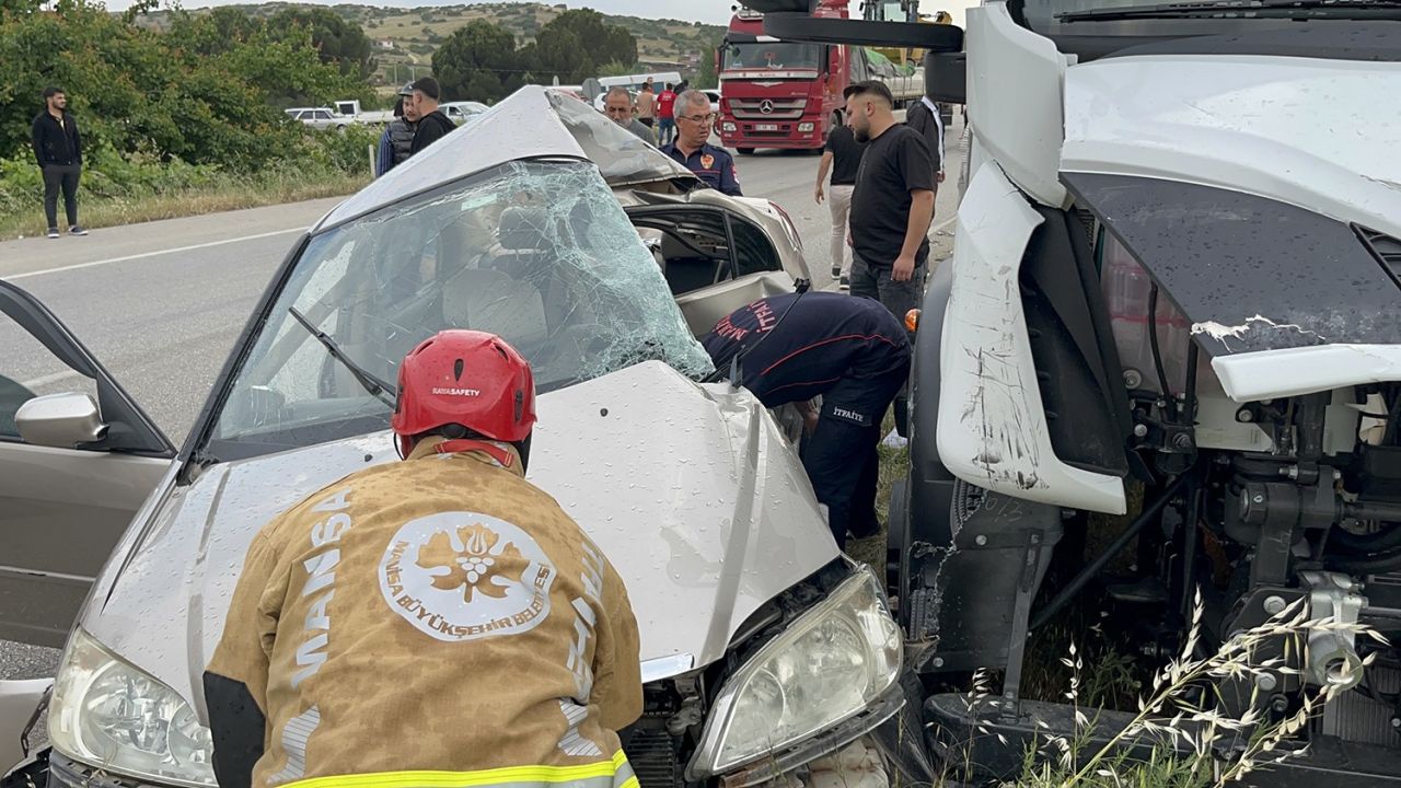 Kula’da otomobil ile tır çarpıştı: 1 ağır yaralı