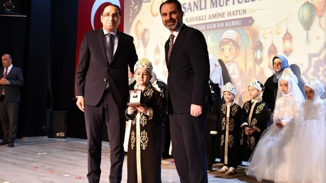 Kur’an kursunu başlarına taç takarak tamamladılar