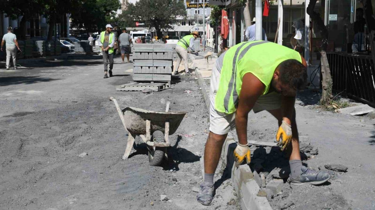 Kuşadası Cumhuriyet Mahallesi 5 bin metrekare daha yeni yola kavuşacak