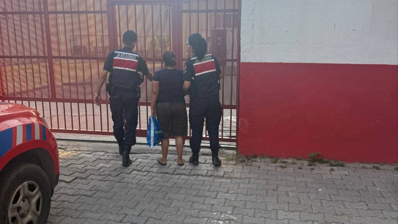 Kuşadası’nda 8 yıl 4 ay hapis cezası ile aranan kadın şahıs yakalandı