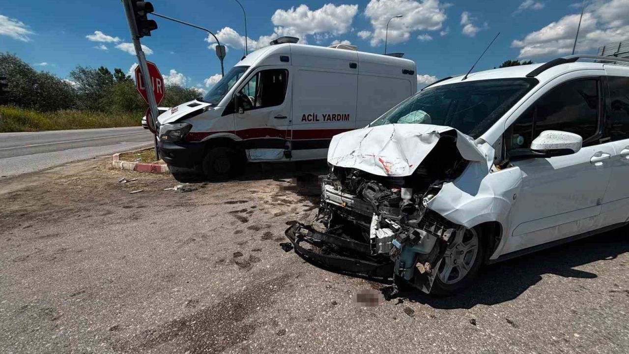 Kütahya’da ambulans hafif ticari araçla çarpıştı: 7 yaralı