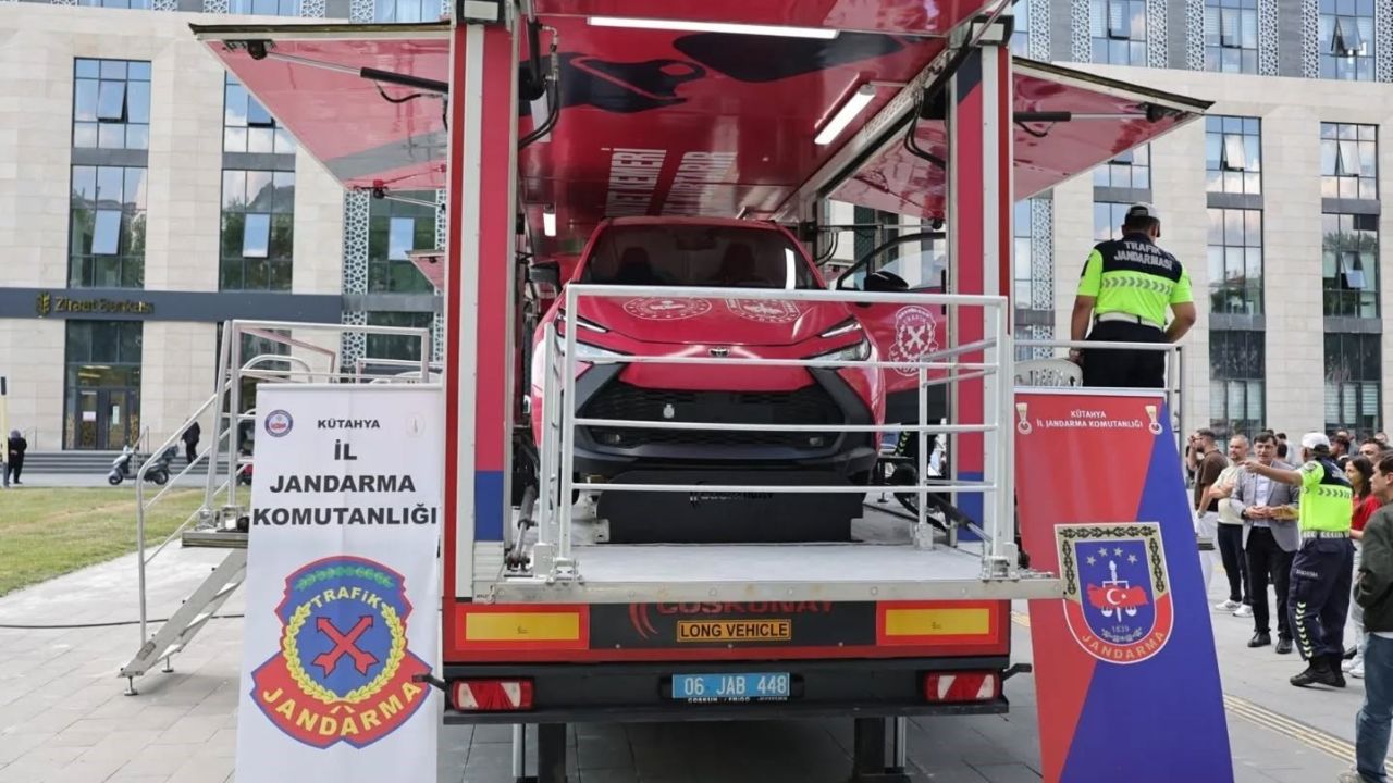 Kütahya’da Jandarma’nın 187. Yılına Özel Trafik Güvenliği etkinliği ilgi gördü