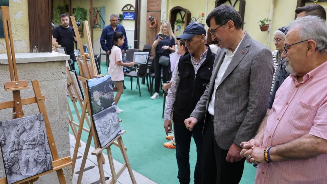 Kütahya’da ’Minik Fotoğrafçıların Vizöründen Büyük Dünyalar’ sergisi açıldı