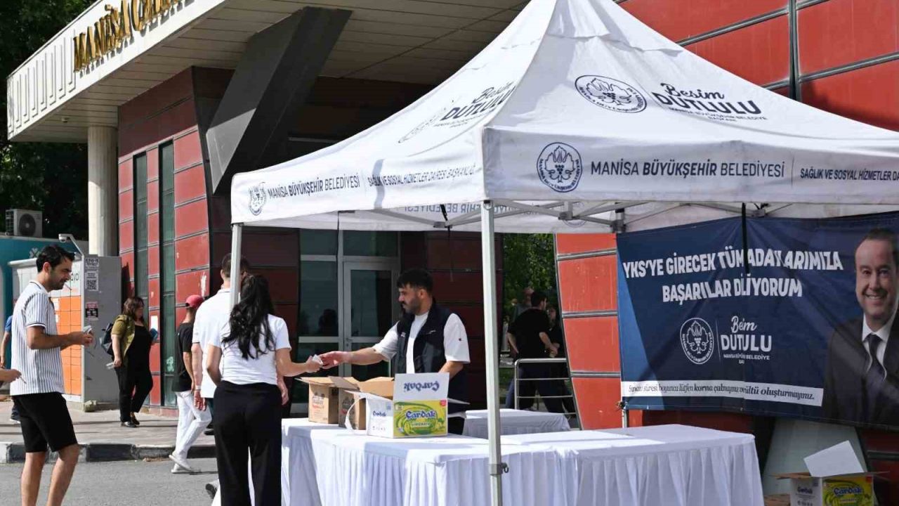 Manisa Büyükşehir’den YKS adaylarına su ve limonata ikramı