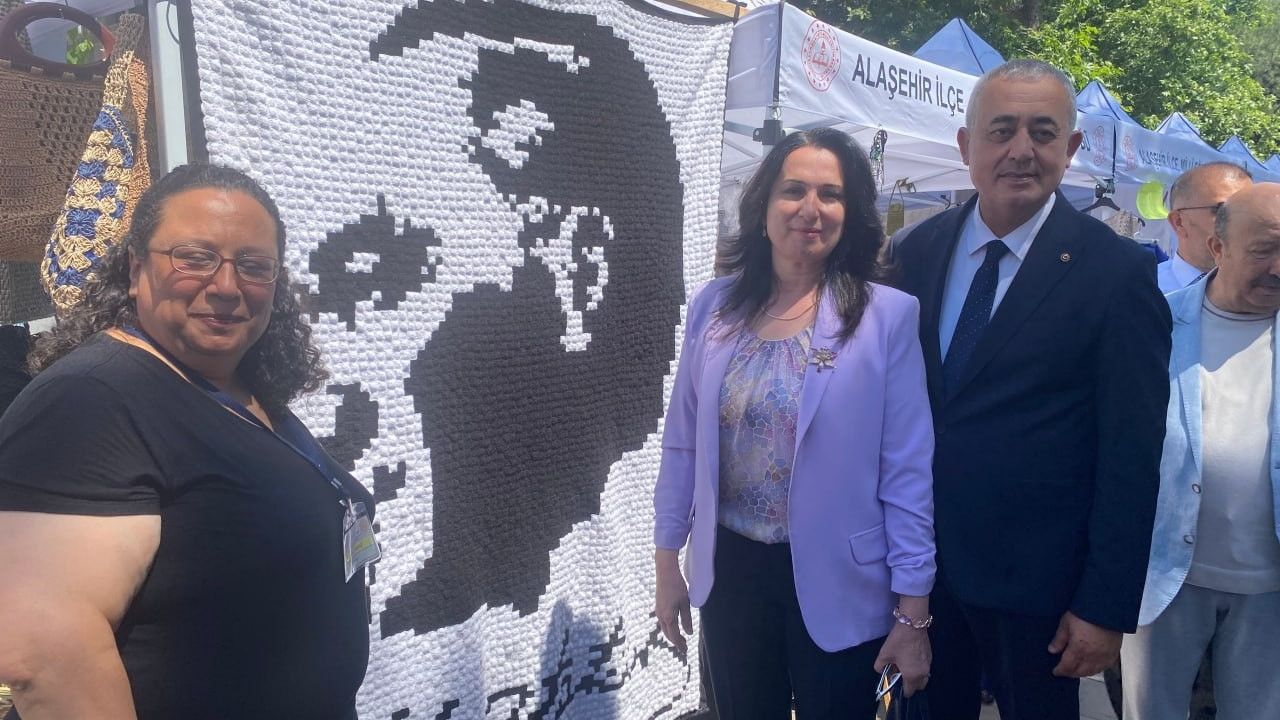 Manisa’da 7 bin 600 motifli Atatürk portresi sergiye damga vurdu