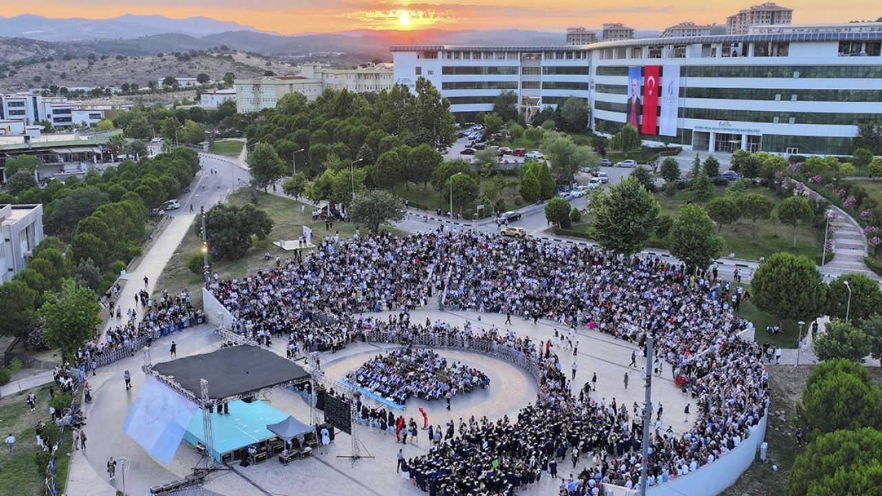 Manisa’da 961 genç mühendis geleceğe kep attı