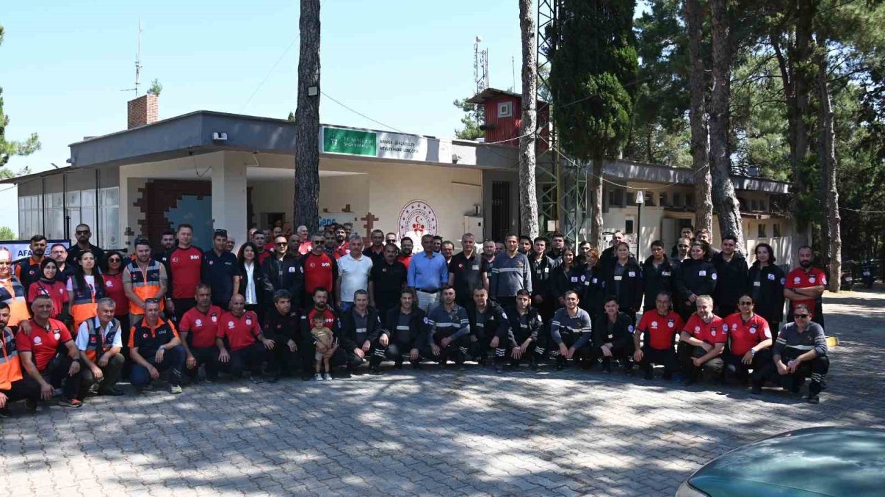 Manisa’da afet kahramanlarına akreditasyon arması takıldı