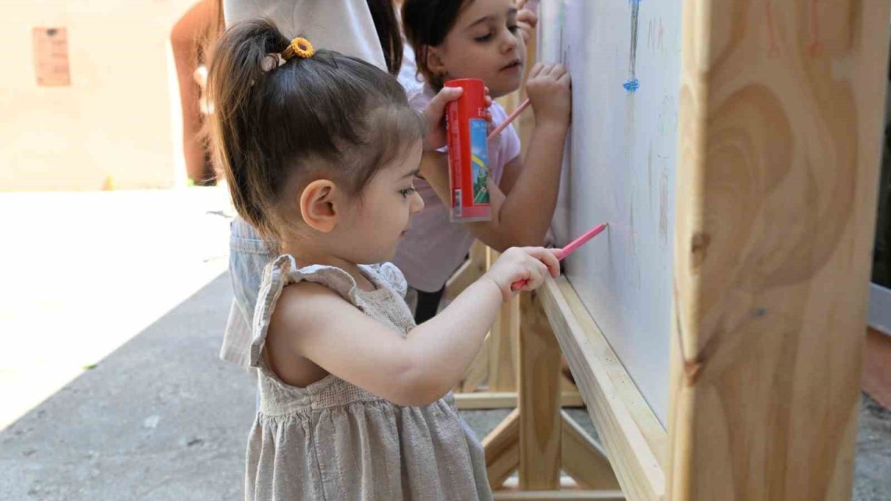 Manisa’da çocuklar hayal dünyalarını resimlere yansıttı