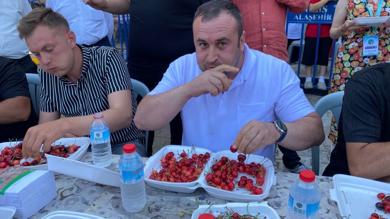 Manisa’da düzenlenen Kiraz Festivali’nde Kiraz Yeme Yarışmas