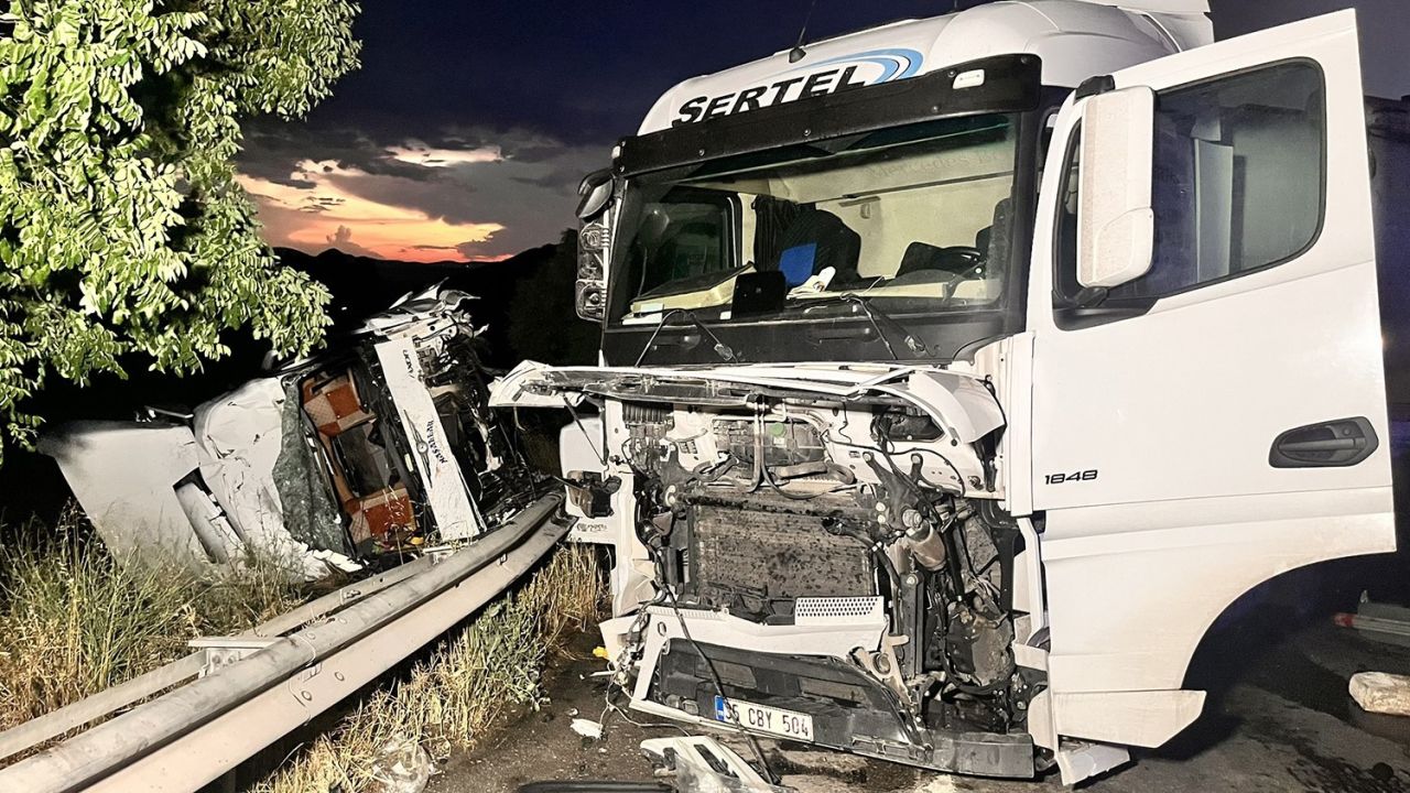 Manisa’da iki tır çarpıştı: 1’i ağır 2 yaralı