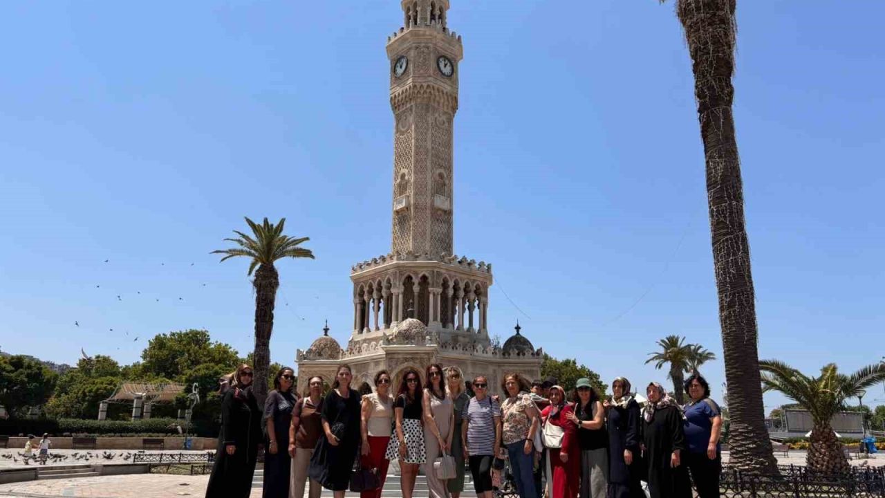 Manisalı kadınlar İzmir’i gezdi